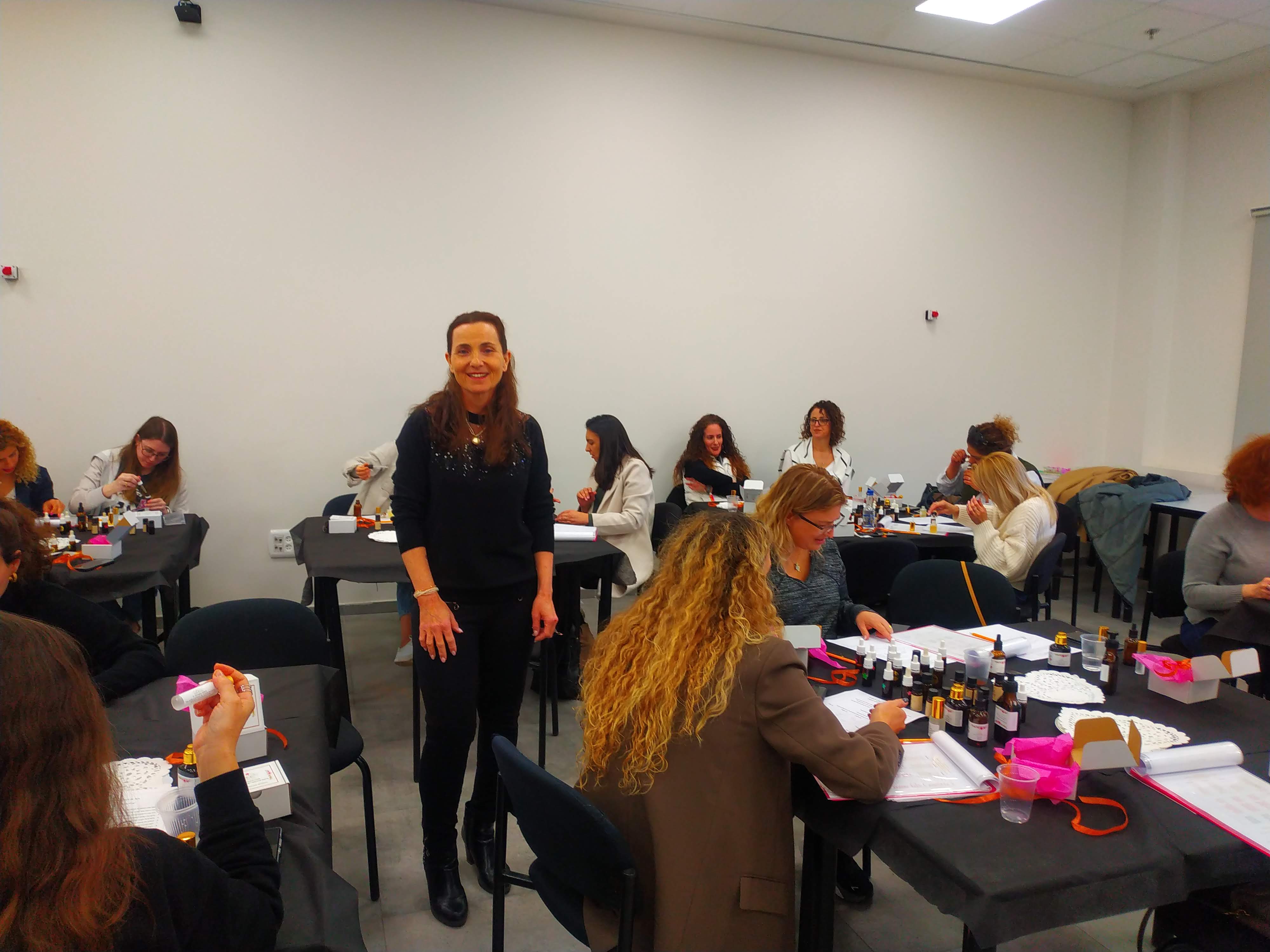 חברת שניידר אלקטריק יוצרת בסדנה לרוקחות בשמים יוקרתיים